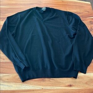 Neiman Marcus Black 💯 merino wool v-neck sweater men’s sz large